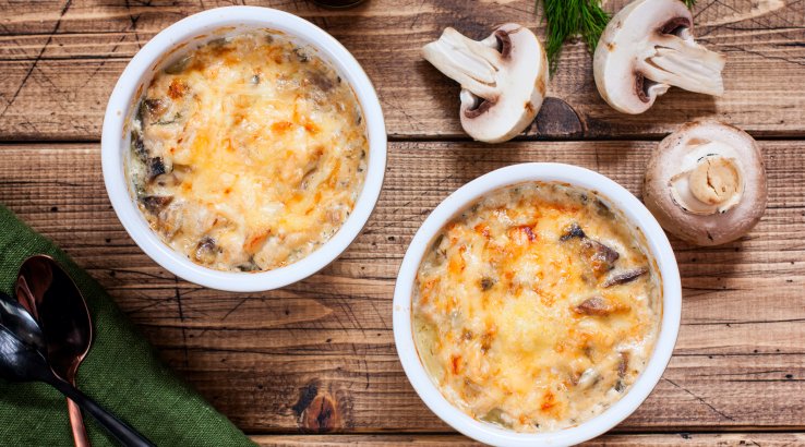 Куряча печінка з квасолею і грибами