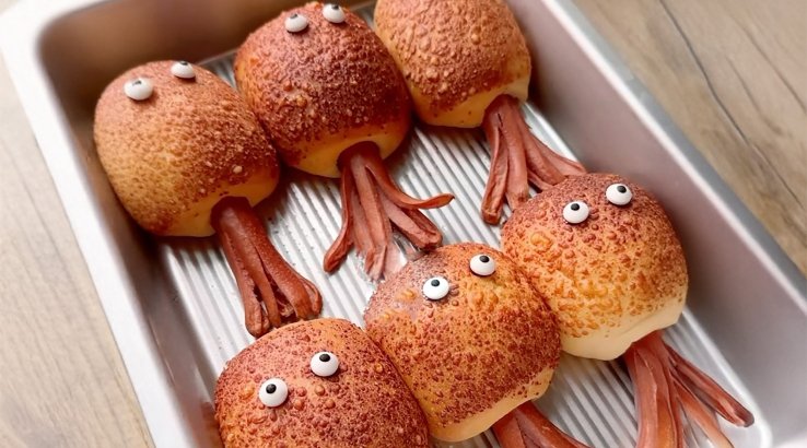 Булочки з сосисками у вигляді кальмара
