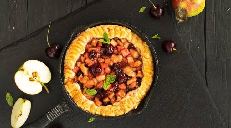 Пиріг з вишнями та яблуками