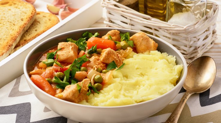 Тушкована індичка з картоплею