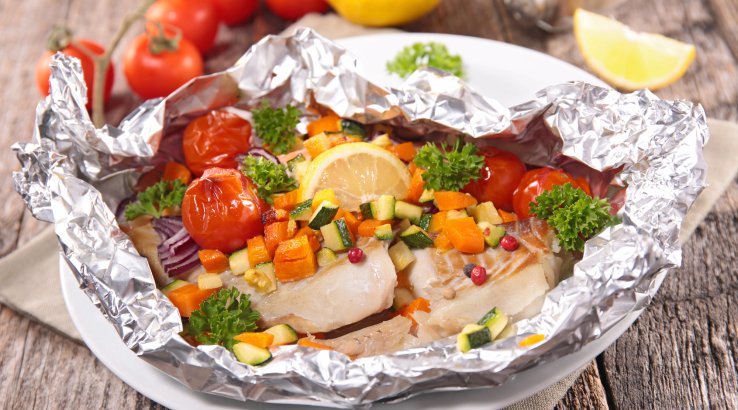 Риба у фользі з овочами