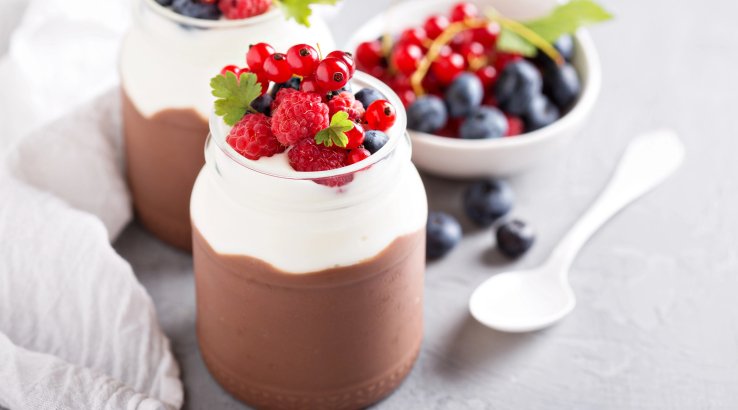 Десерт «Три молока» з печивом і ягодами