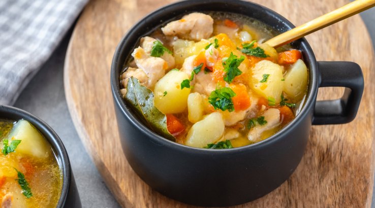 Тушкована курка з картоплею