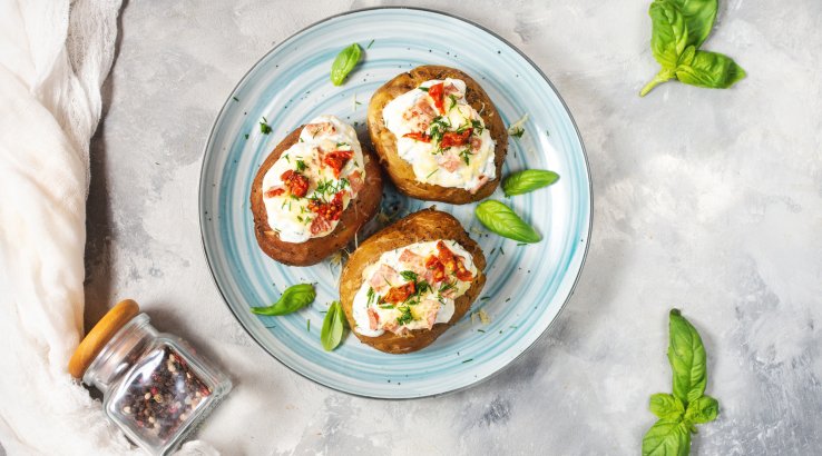 Фарширована картопля у соусі