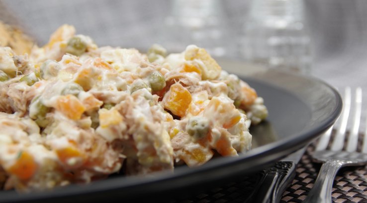 Салат з консервованим тунцем