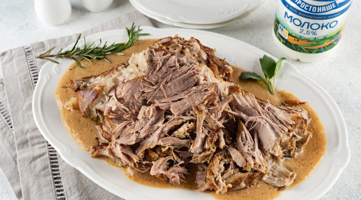 Свинина в молоці
