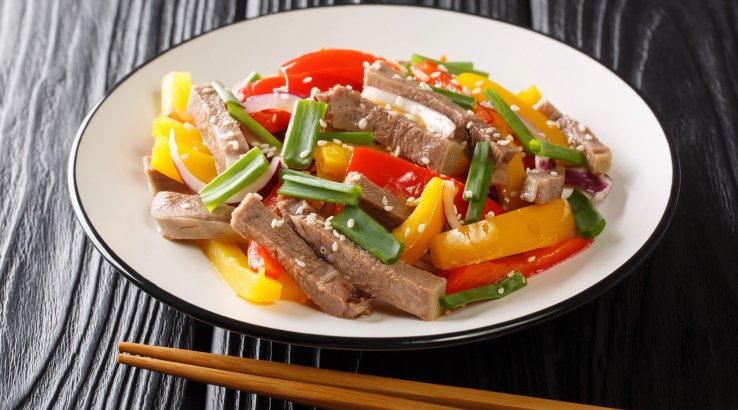Теплий азійський салат з яловичиною
