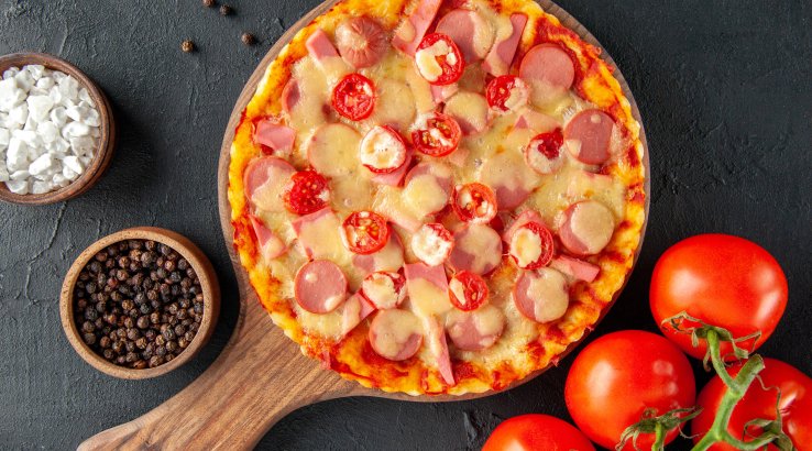 Піца на основі з батона з начинкою