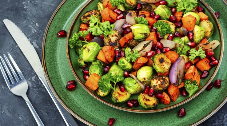 Салат з морквою та глазурованою брюссельською капустою