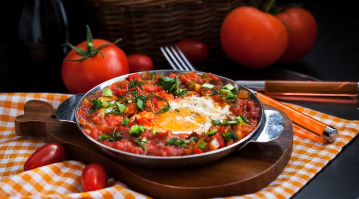 яичница с овощами и зеленью