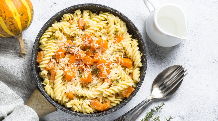 Паста з куркою, гарбузом і горіхами