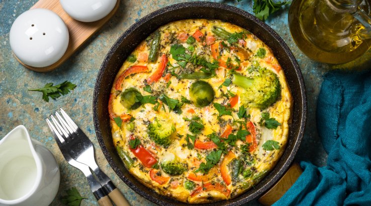 Запечена броколі з яйцями та моцарелою