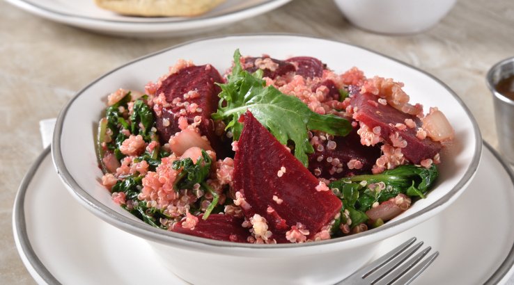 Салат з кіноа та печеним буряком