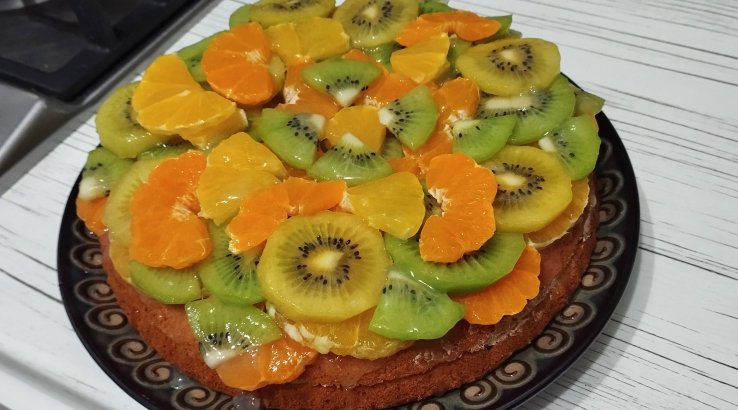 Веганський ванільний торт з фруктами
