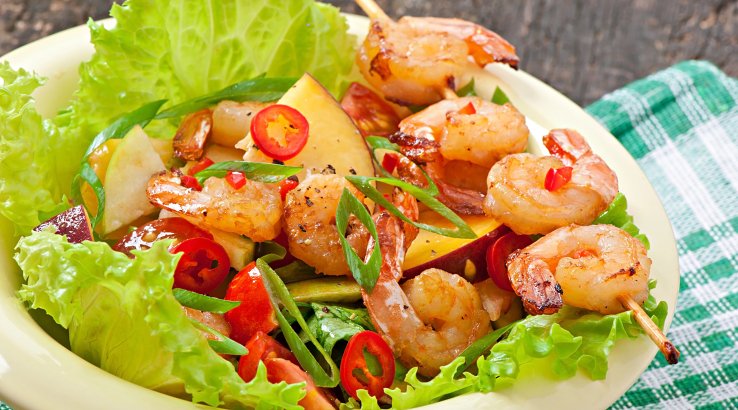 Салат з креветками, нектаринами та овочами