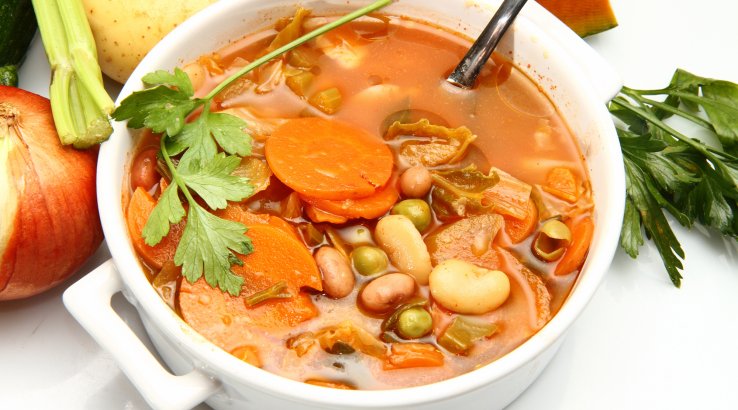 Суп із капусти та білої квасолі з лимоном і куркумою