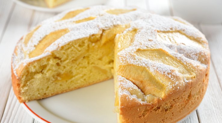 Яблучна шарлотка 3 яйця, 1 склянка цукру, 1 склянка борошна 