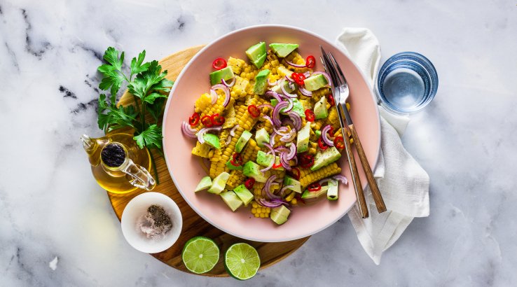 Салат з кукурудзою на грилі та авокадо