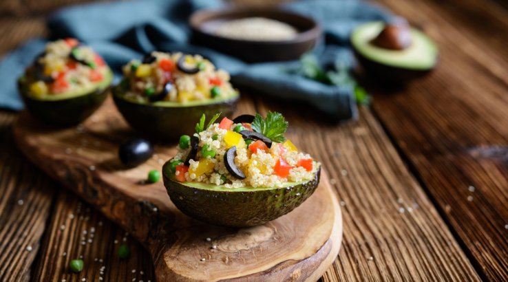 Фаршироване авокадо з кіноа та овочами