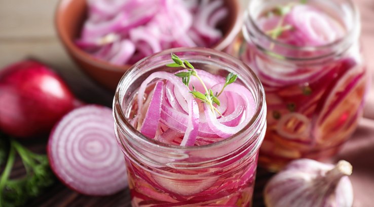 Бюджетна намазка з червоної цибулі