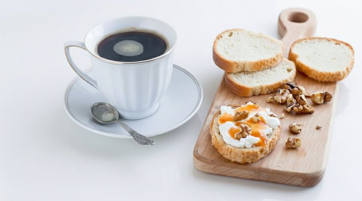 Сирні канапки з горіхами та медом