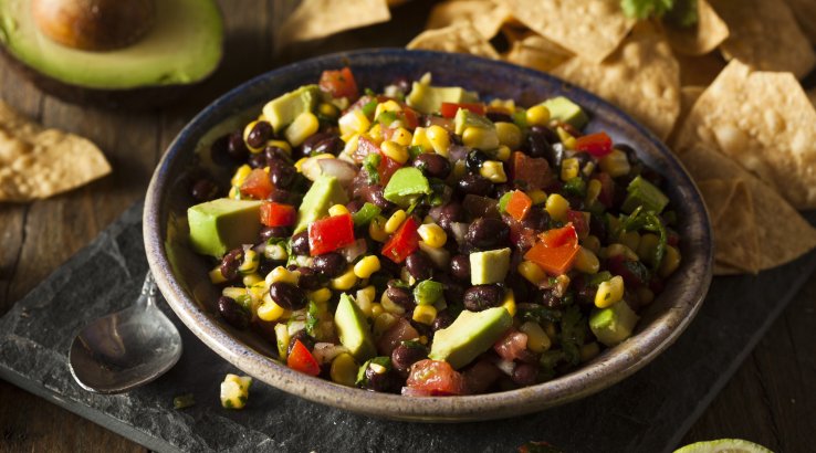 Салат з консервованої кукурудзи, квасолі та авокадо