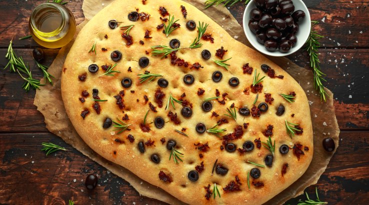 Фокача з цілозернового борошна з томатами та оливками
