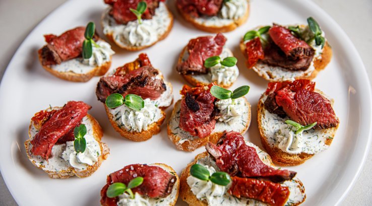 Брускети з яловичиною та журавлиновим конфі