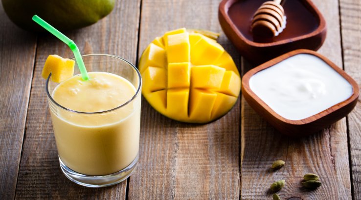 Манговий лассі