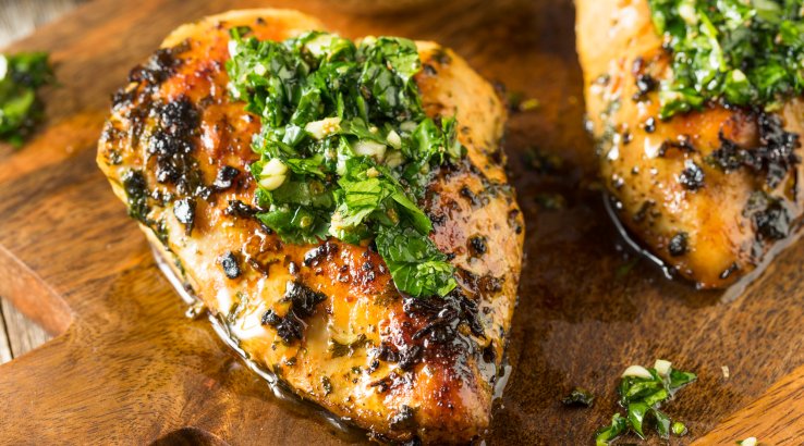 Курка із цибулею на сковороді