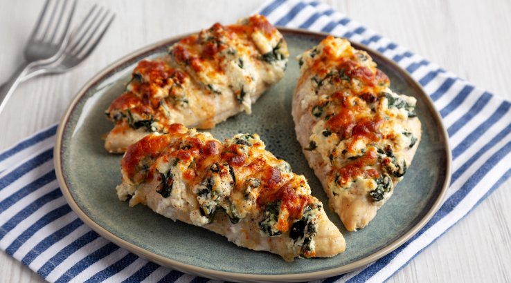 Курка гасельбек зі шпинатом і сиром