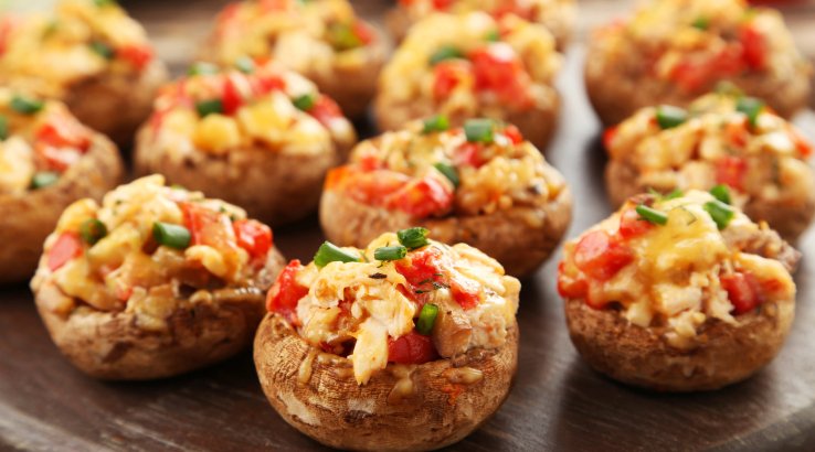 Гриби, фаршировані сиром та помідорами