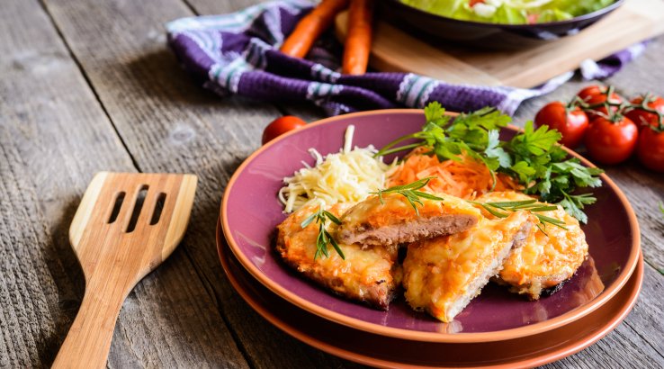 Відбивні з грушами під сиром