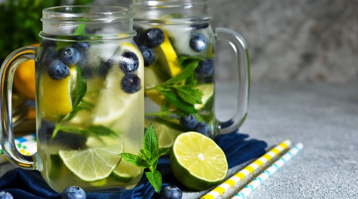 чай з лимоном, лохиною та базиліком