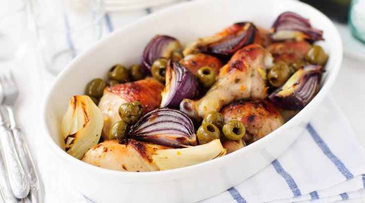 Запечені курячі гомілки з червоною цибулею і оливками