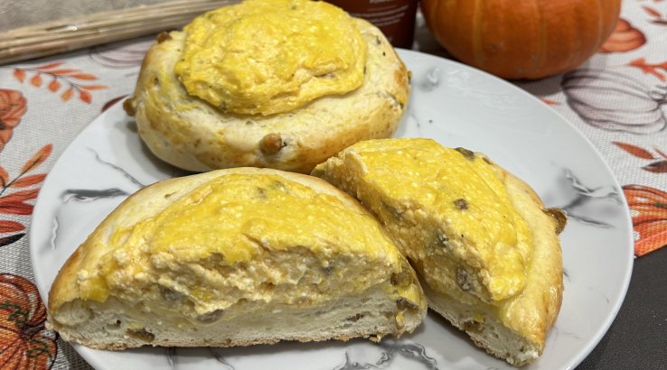 Ватрушки з сиром, родзинками і гарбузом