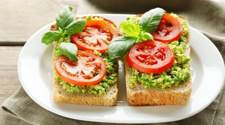Тост з маринованими томатами та бобовою пастою