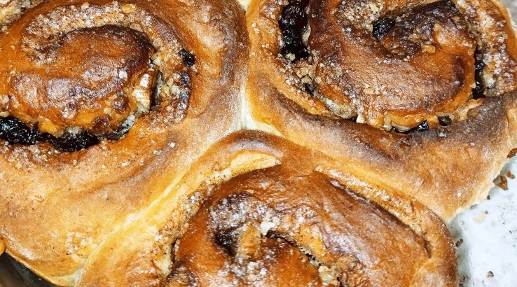 Булочки з корицею, горіхами та родзинками