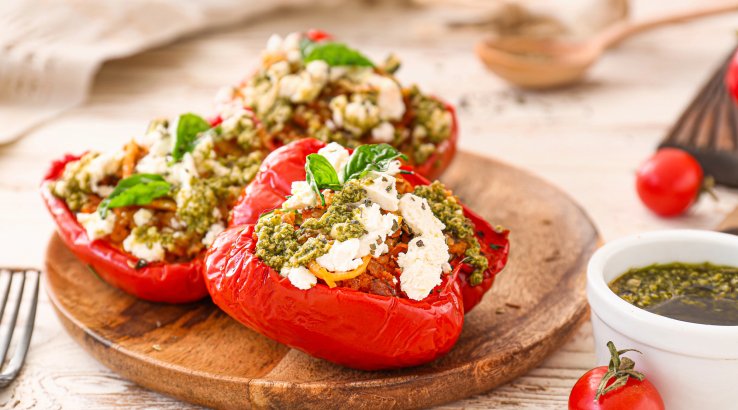 Перці, фаршировані курятиною та сиром фета