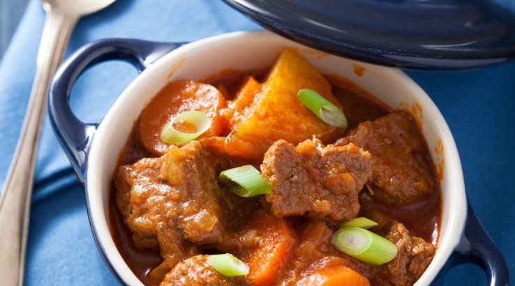 Тушкована телятина з картоплею і овочами