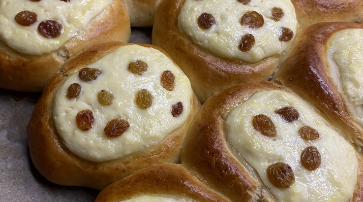 Ватрушки з сиром і родзинками