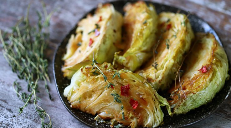 Запечена капуста з пармезаном та часником