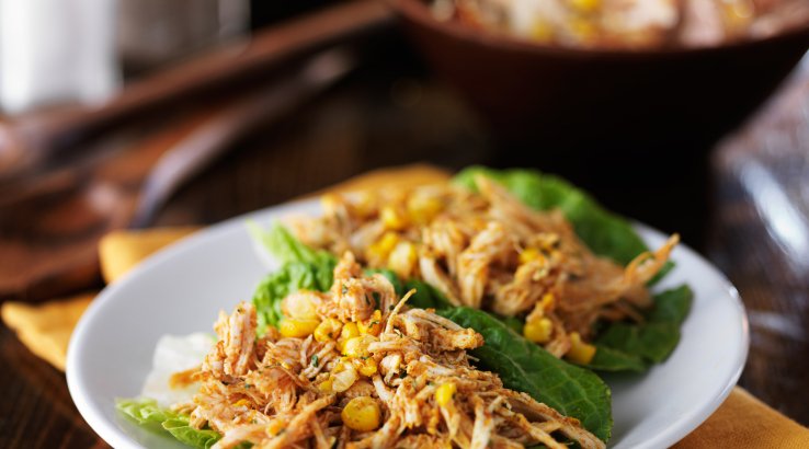 Теплий салат з копченою грудинкою і кукурудзою