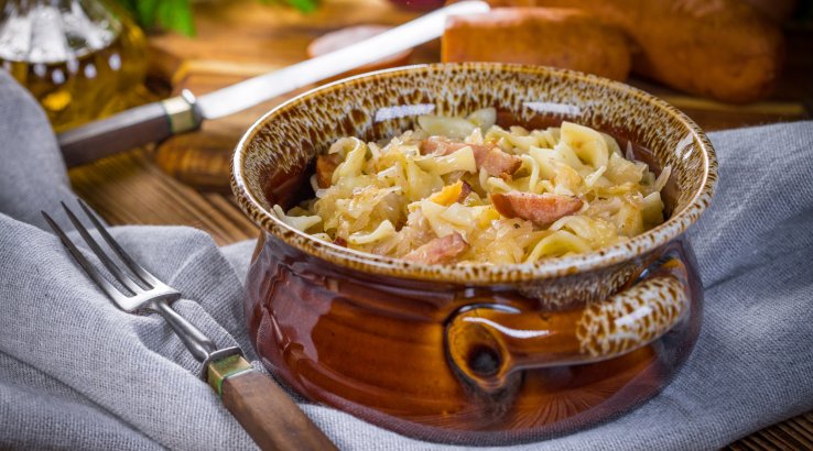 Тушкована капуста з беконом