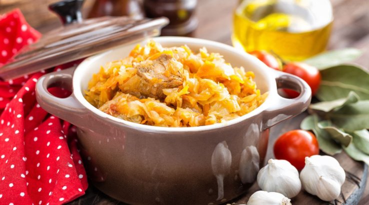 Тушкована капуста з тушонкою