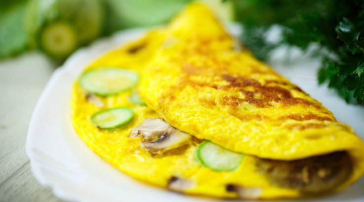 Омлет з грибами й кабачком