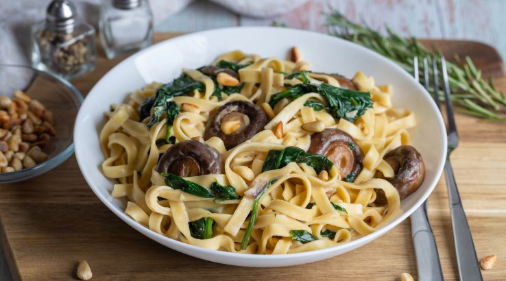 Спагеті з грибами та капустою кейл