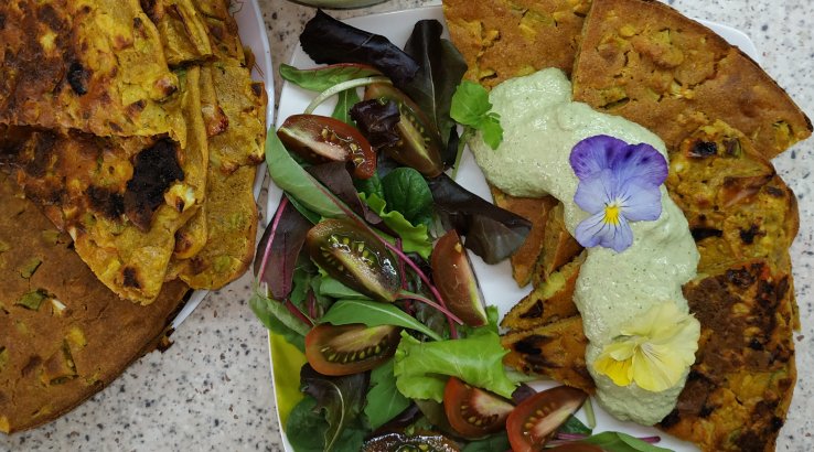 Нутова фритата з овочами та зеленою цибулею