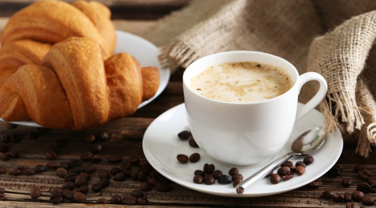 Чашка кави, круасани