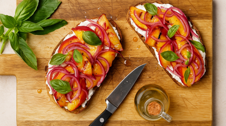 Тост з нектаринами на грилі